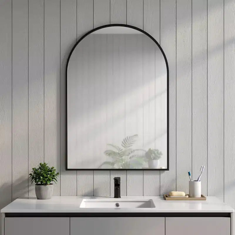 Espejo de pared con marco de metal negro en forma de arco – 1 persona