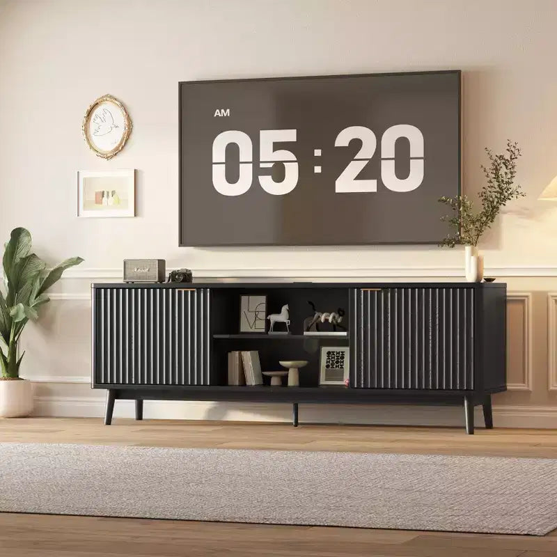 Mueble de TV de 63'', negro/nogal, 2 puertas con tomas de corriente y estante ajustable