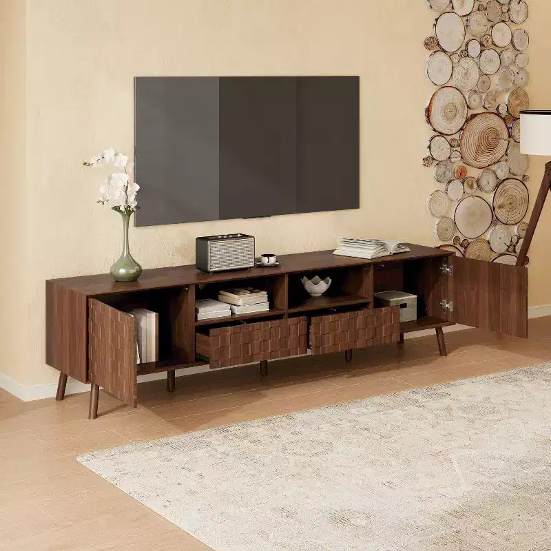 Mueble de TV blanco con frente geométrico y cajones, apto para televisores de hasta 85"