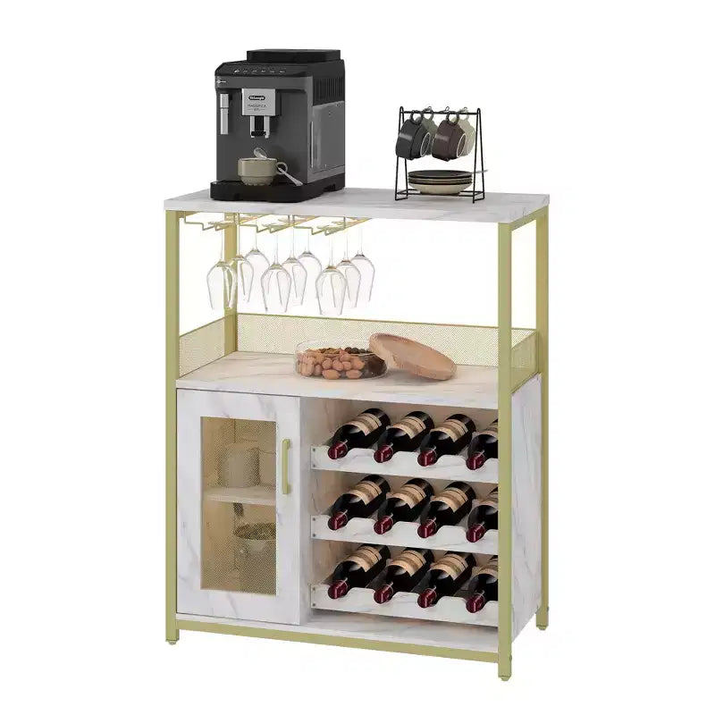 Gabinete de barra de vinos dorado de 3 niveles con puerta de malla y soportes para copas