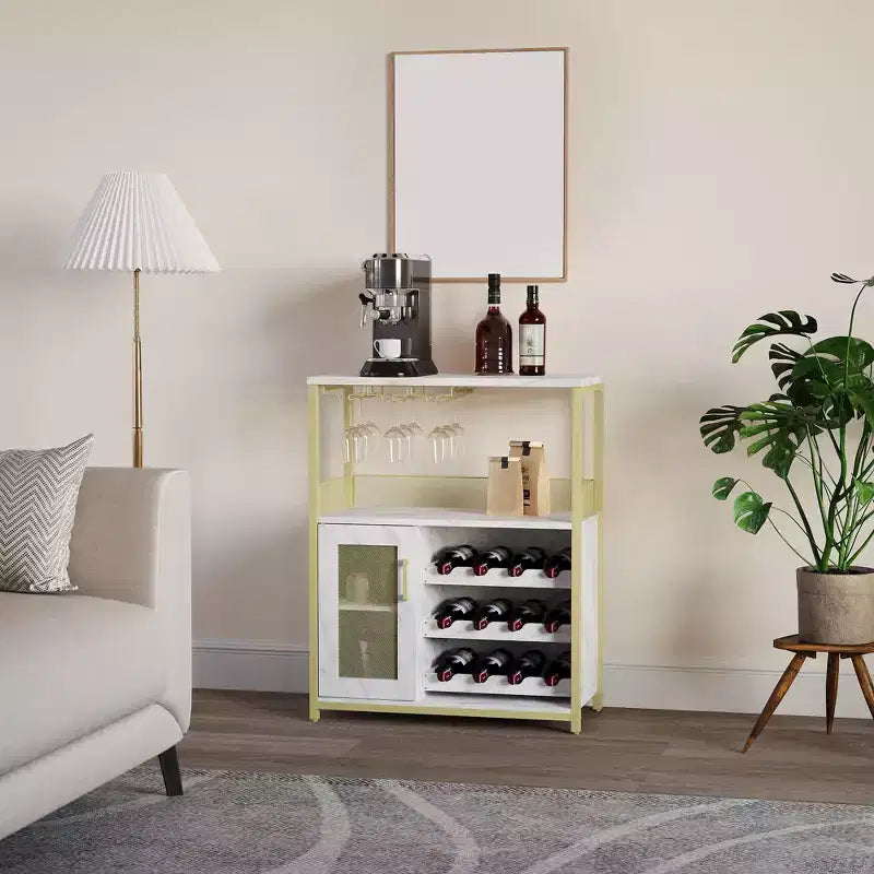 Gabinete de barra de vinos dorado de 3 niveles con puerta de malla y soportes para copas