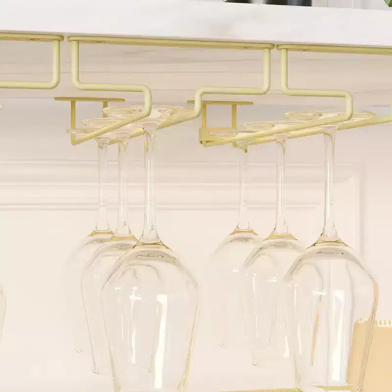 Gabinete de barra de vinos dorado de 3 niveles con puerta de malla y soportes para copas