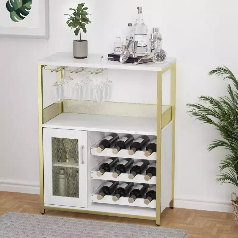 Gabinete de barra de vinos dorado de 3 niveles con puerta de malla y soportes para copas