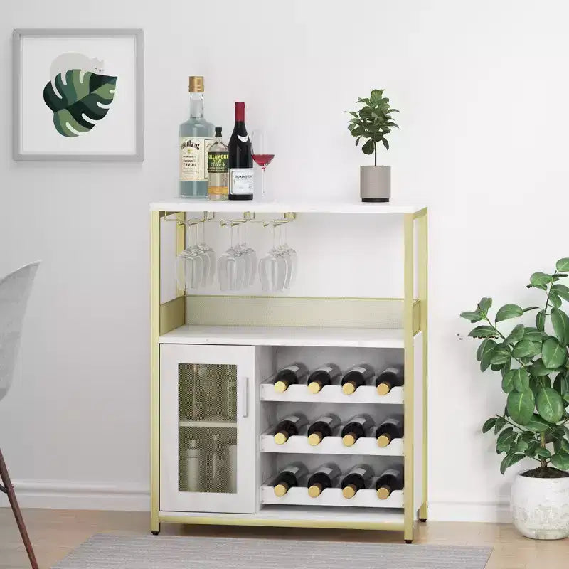 Gabinete de barra de vinos dorado de 3 niveles con puerta de malla y soportes para copas