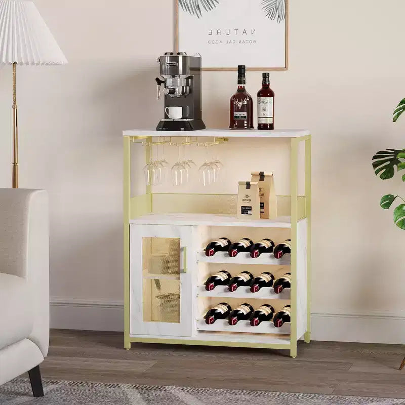 Gabinete de barra de vinos dorado de 3 niveles con puerta de malla y soportes para copas